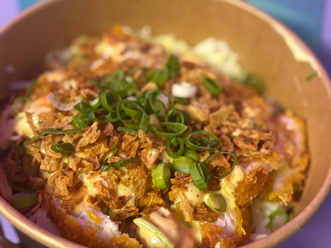 Bowl thaï généreux servi par Chana Thai