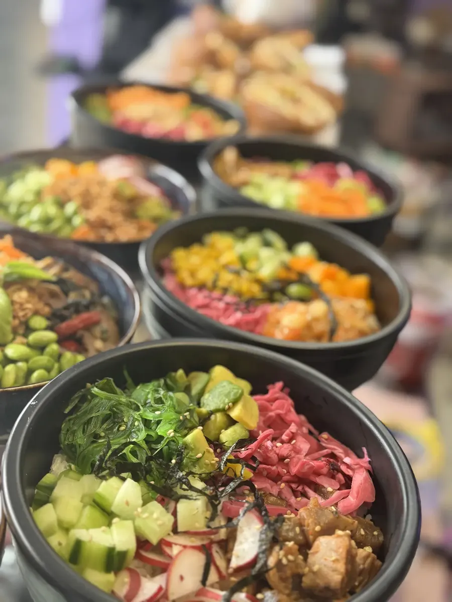Plateaux individuels thaïs alignés — bols garnis prêts à être livrés