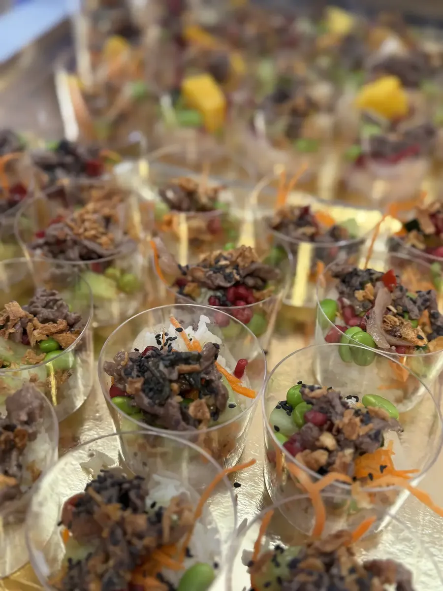 Assortiment de verrines thaïes préparées pour un buffet traiteur