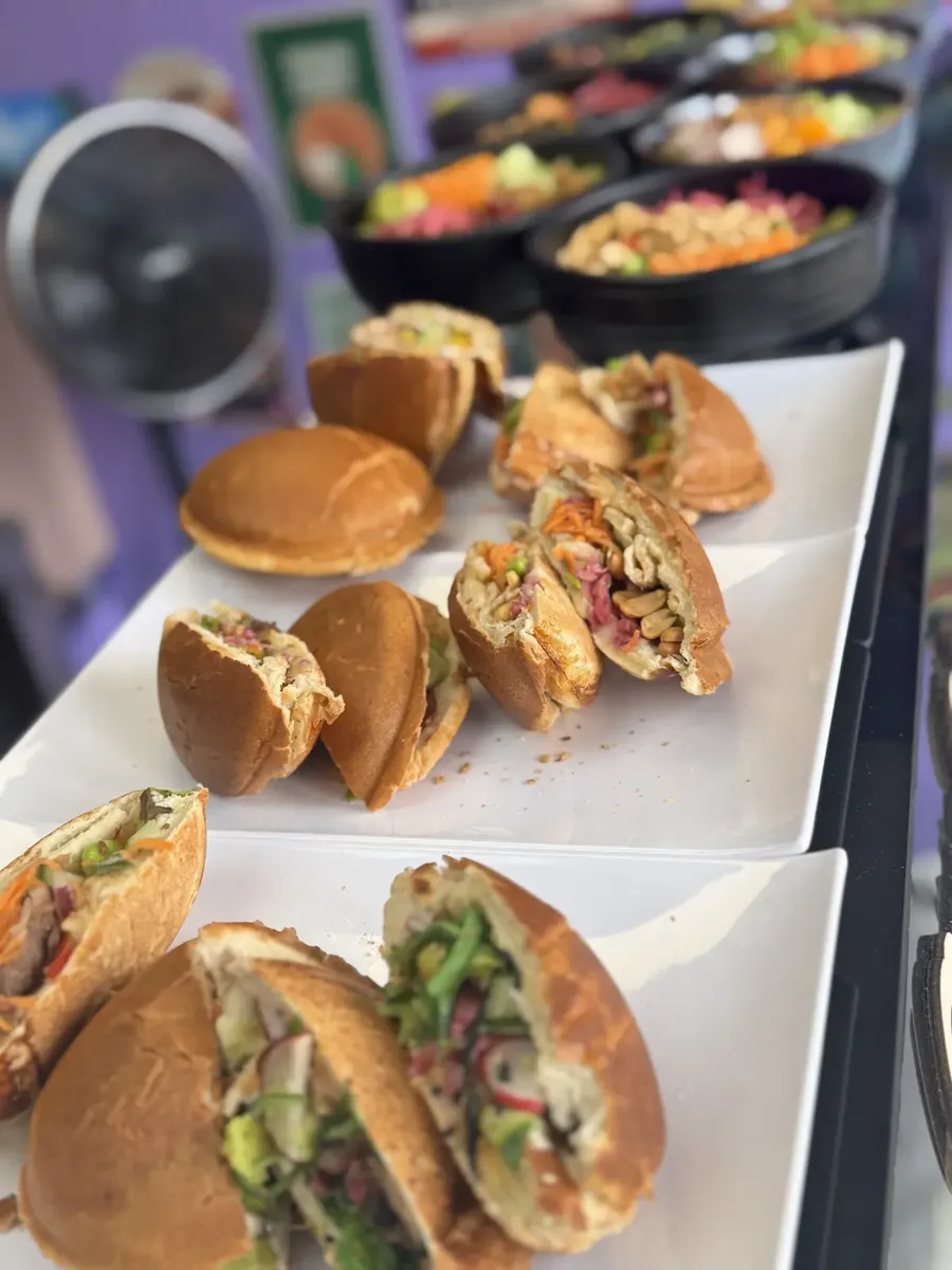 Sandwichs thaïs coupés et dressés pour un plateau-repas