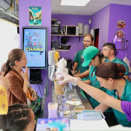 L’équipe sert les convives au bar à bubble teas — Chana Thai à Les Mureaux