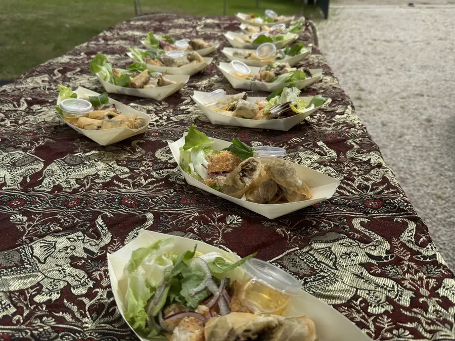 Barquettes individuelles dressées sur nappe brodée en extérieur