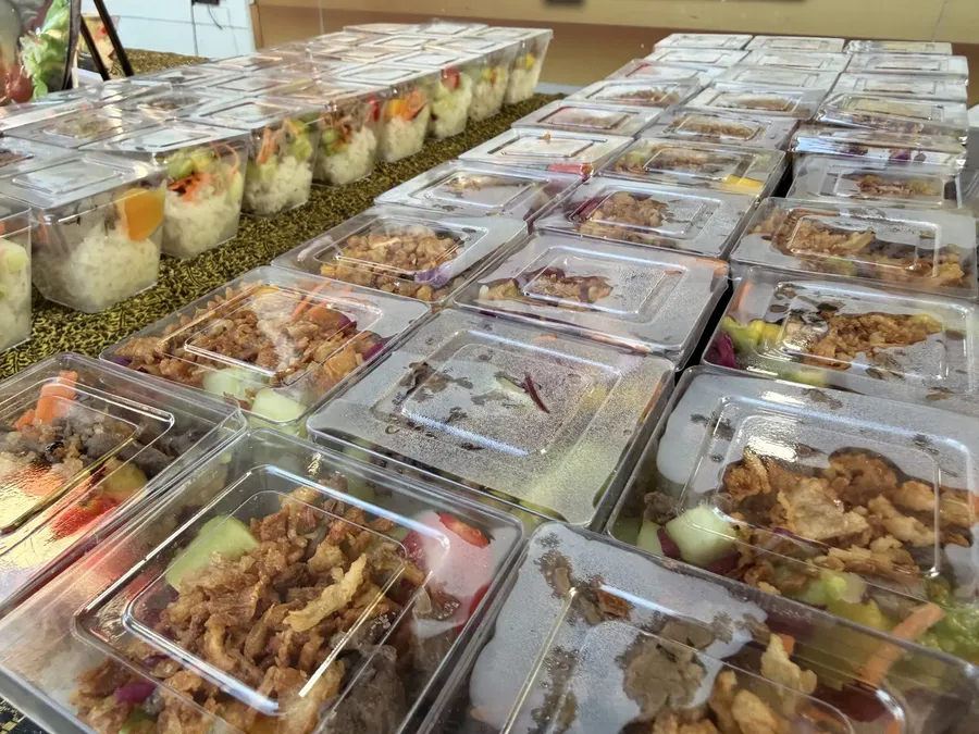 Barquettes de plateaux-repas thaïs préparées en série avant livraison