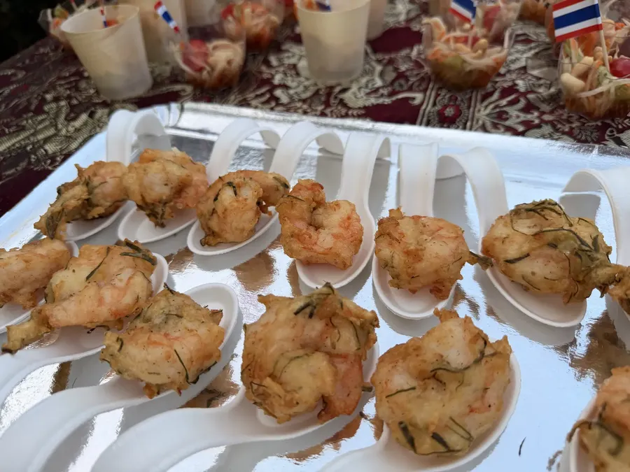 Beignets de crevettes croustillants alignés pour le service traiteur