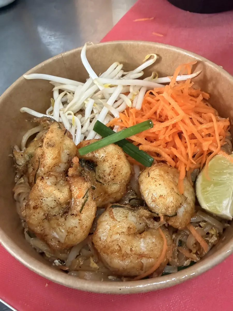 Bol de pad thaï aux crevettes préparé au wok — Chana Thai à Colombes