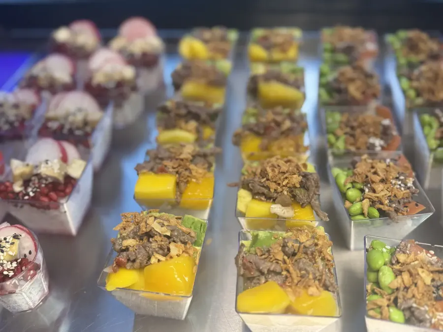 Bouchées thaïes dressées à la chaîne pour un buffet
