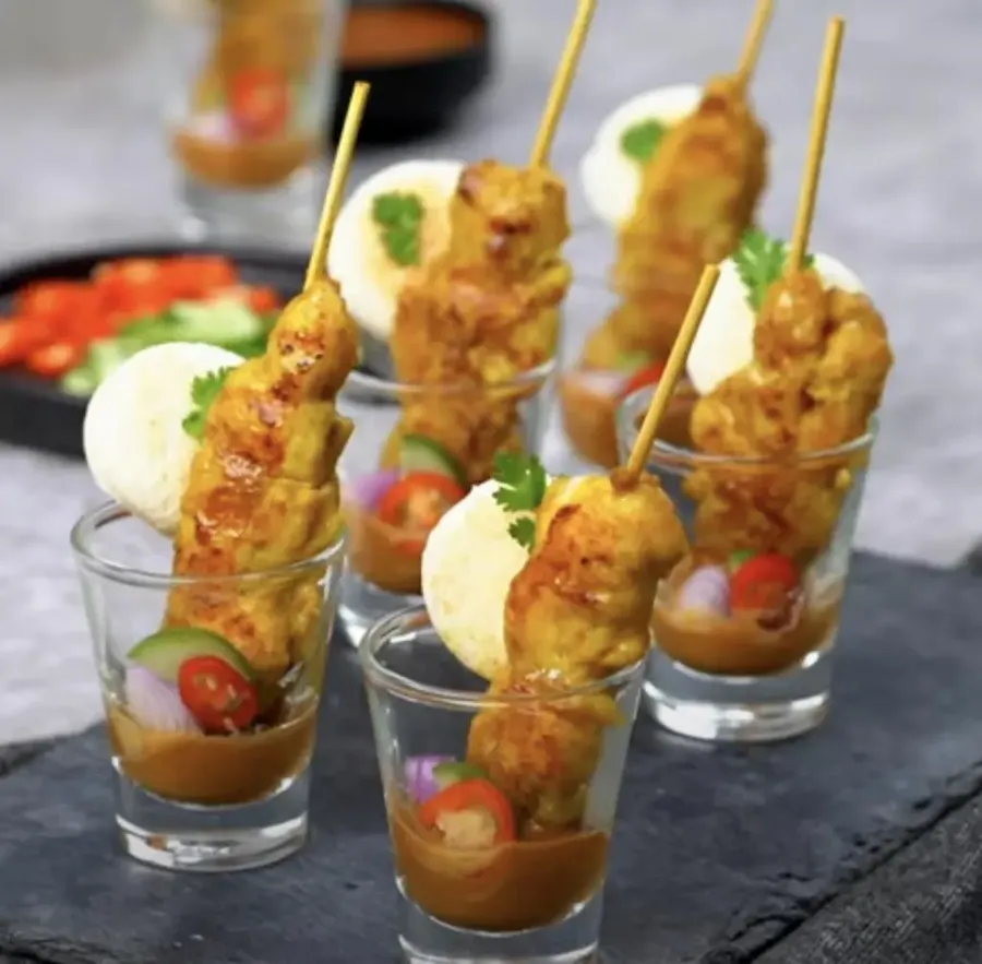 Brochettes de poulet satay servies en verrines apéritives