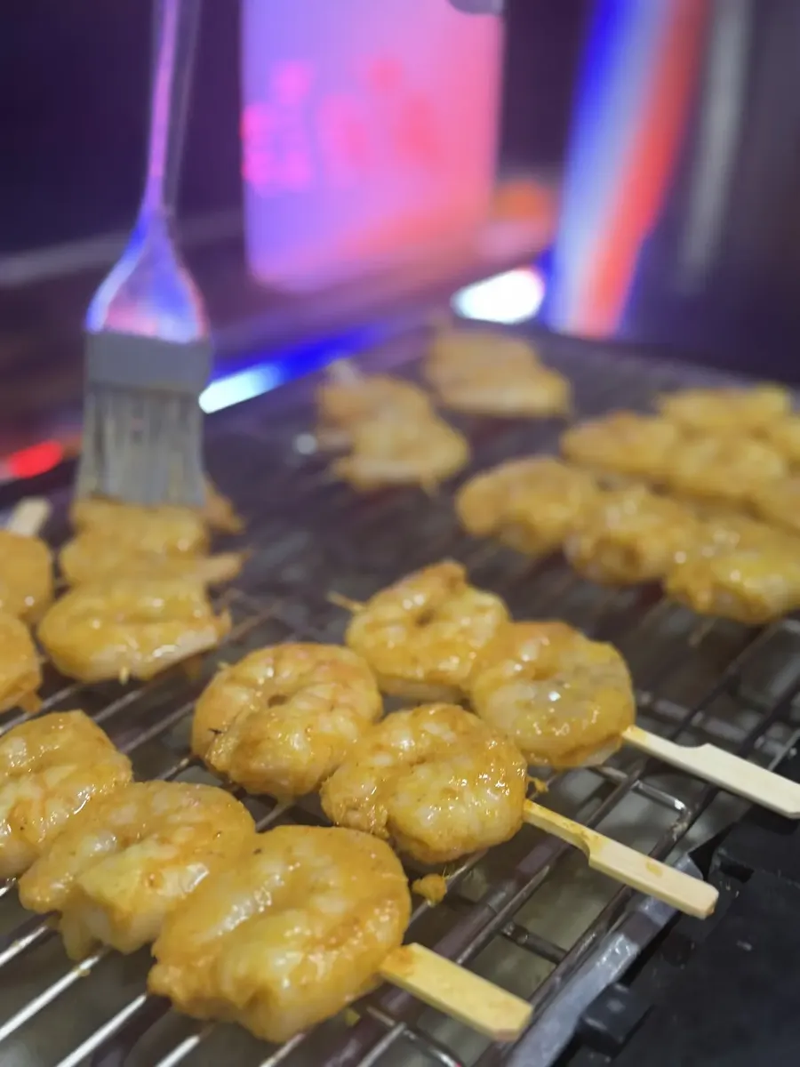 Brochettes satay en cuisson sur le gril du camion — Chana Thai à Les Mureaux