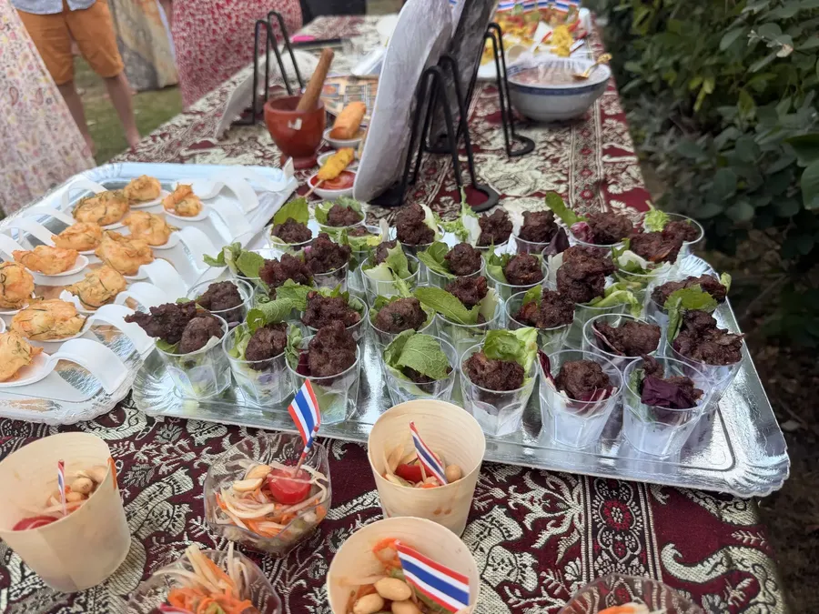 Buffet de bouchées thaïes dressé pour une réception — Chana Thai à Gif-sur-Yvette