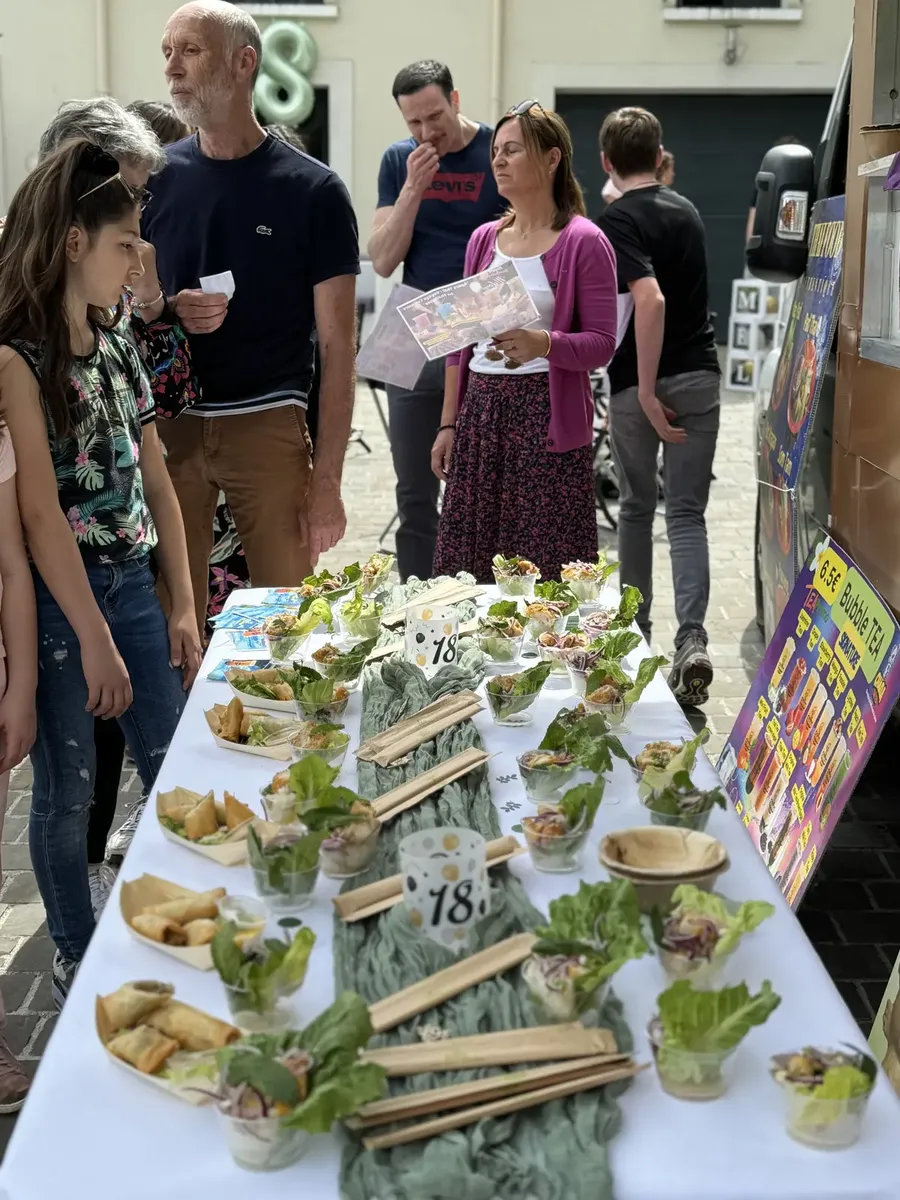 Buffet de bouchées thaïes dressé pour les invités, petits et grands
