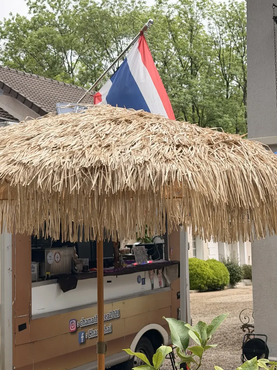 Le comptoir du camion abrité sous un parasol de paille — Chana Thai à Vigneux-sur-Seine