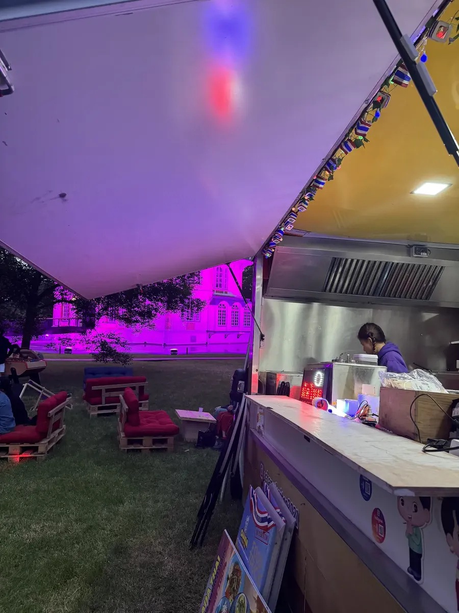 Le comptoir du camion éclairé en violet lors d’une soirée privée — Chana Thai à Les Mureaux