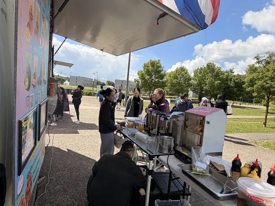 Le comptoir du food truck thaï en plein service — Chana Thai à Plaisir