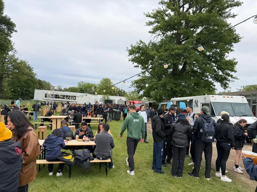 Convives attablés autour du food truck lors d’un festival — Chana Thai à Colombes