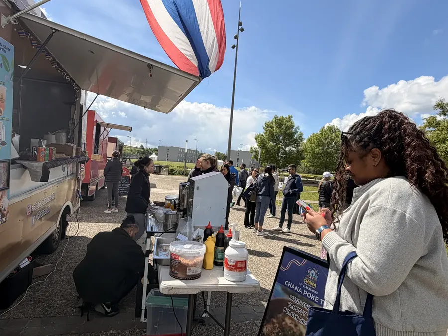 Convives commandant au food truck pendant la pause déjeuner — Chana Thai à Aubervilliers