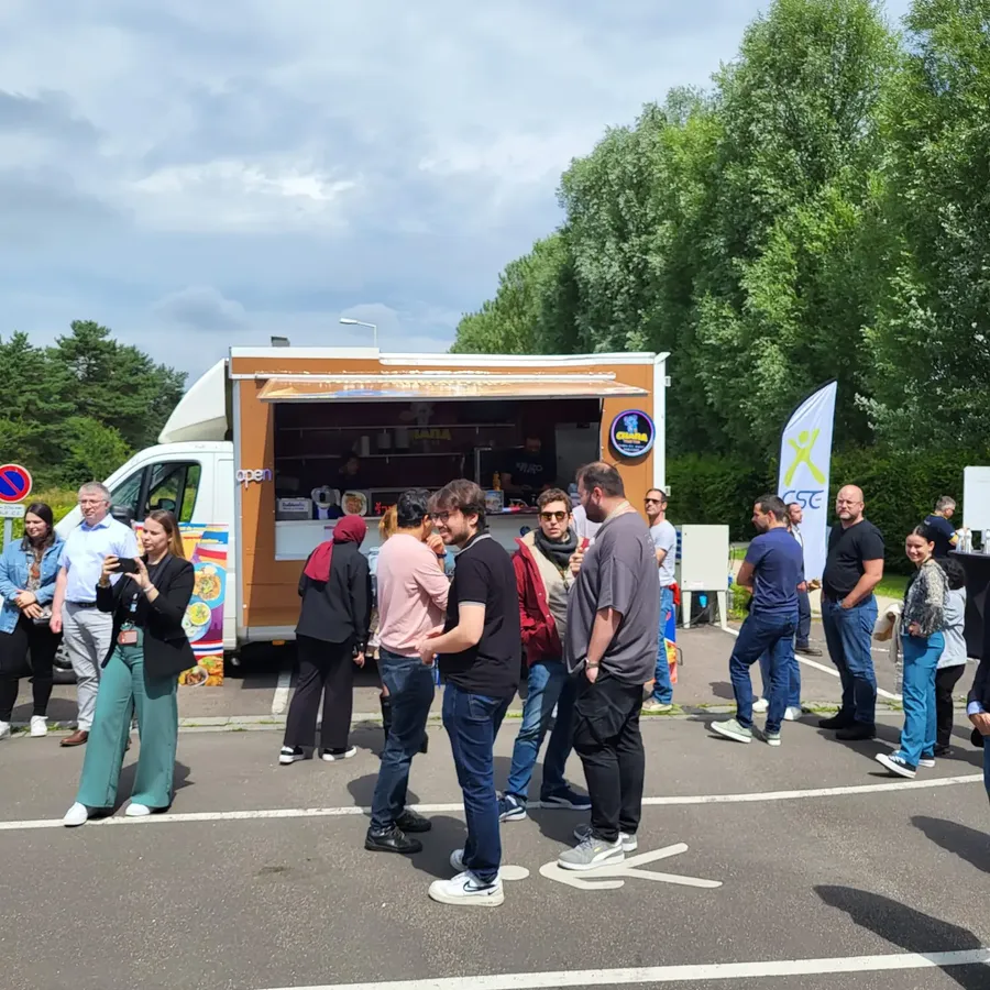 Convives devant le food truck sur un parking d'entreprise — Chana Thai à Choisy-le-Roi
