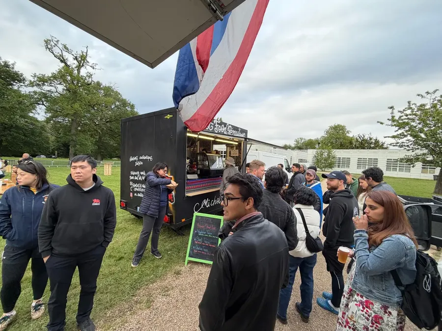 Convives rassemblés devant le food truck et son drapeau thaï — Chana Thai à Asnières-sur-Seine