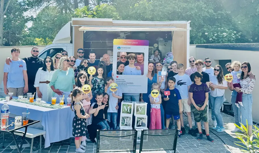 Grande photo de famille devant le food truck Chana Thai lors d'une fête de famille