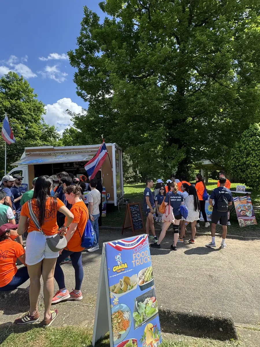 File d'étudiants devant le food truck Chana Thai lors d'une journée sur le campus