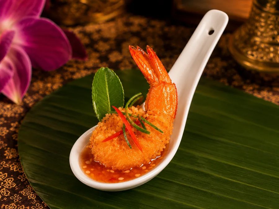 Crevette crispy servie en cuillère avec sa sauce aigre-douce