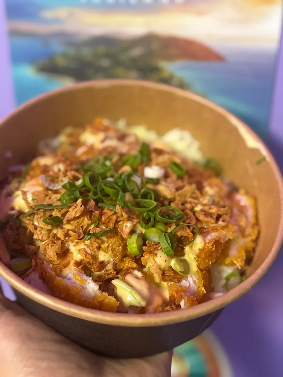 Crousty thaï : poulet croustillant sur riz, oignons frits, ciboule et sauces maison