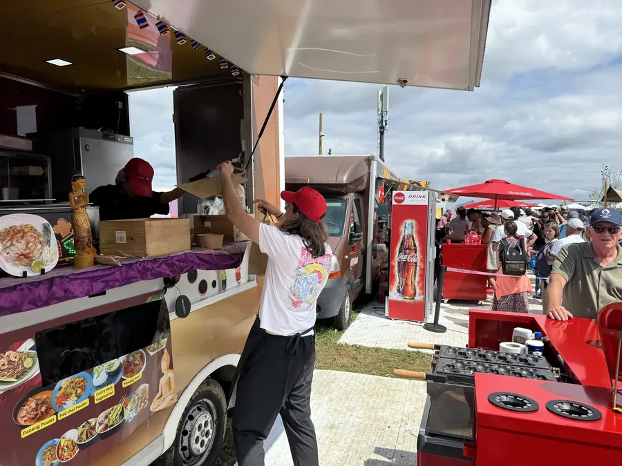 Le food truck Chana Thai en service sur le site d'un événement sportif
