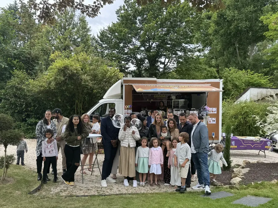 Invités et enfants d'honneur réunis devant le food truck Chana Thai lors d'une réception de mariage