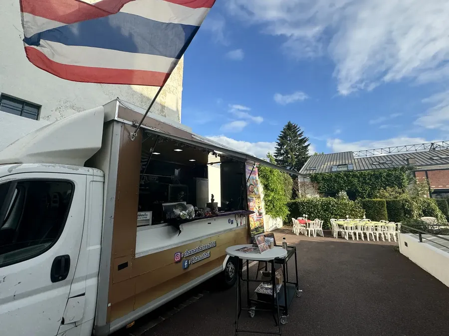 Installation du camion face aux chaises dressées pour une cérémonie