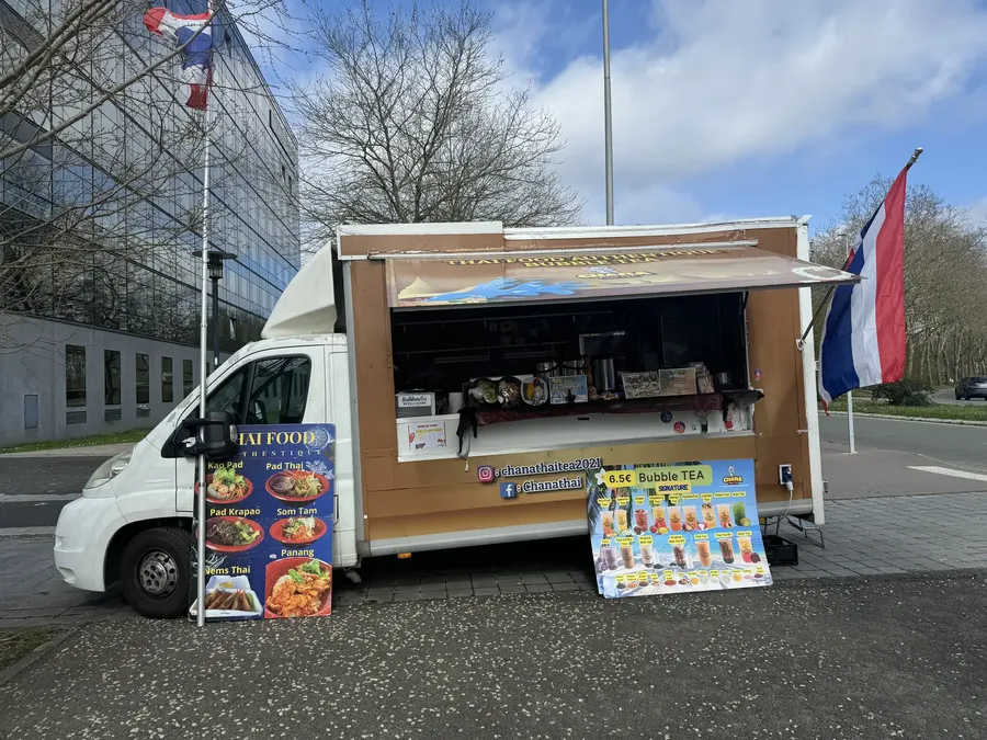 Le food truck Chana Thai et son menu du jour installés devant des bureaux pour le déjeuner