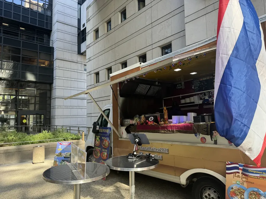 Le food truck Chana Thai installé au pied d'un immeuble de bureaux pour un événement d'entreprise