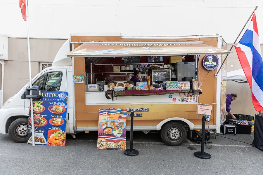 Le food truck Chana Thai installé sur une place lors d'une animation municipale