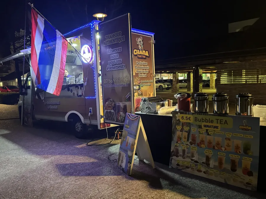 Le food truck Chana Thai illuminé le soir lors d'une animation d'hiver