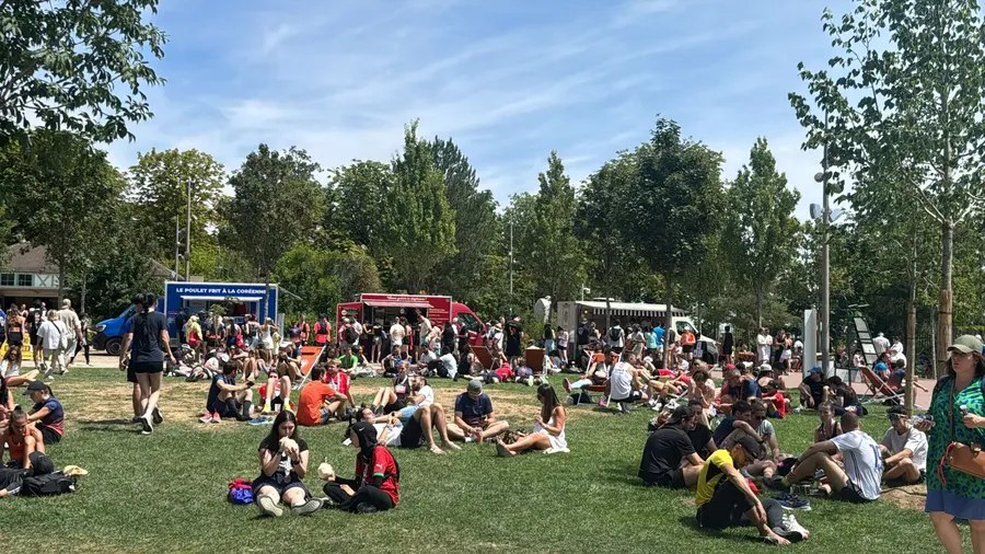 Public installé sur la pelouse devant les food trucks lors d'une fête locale