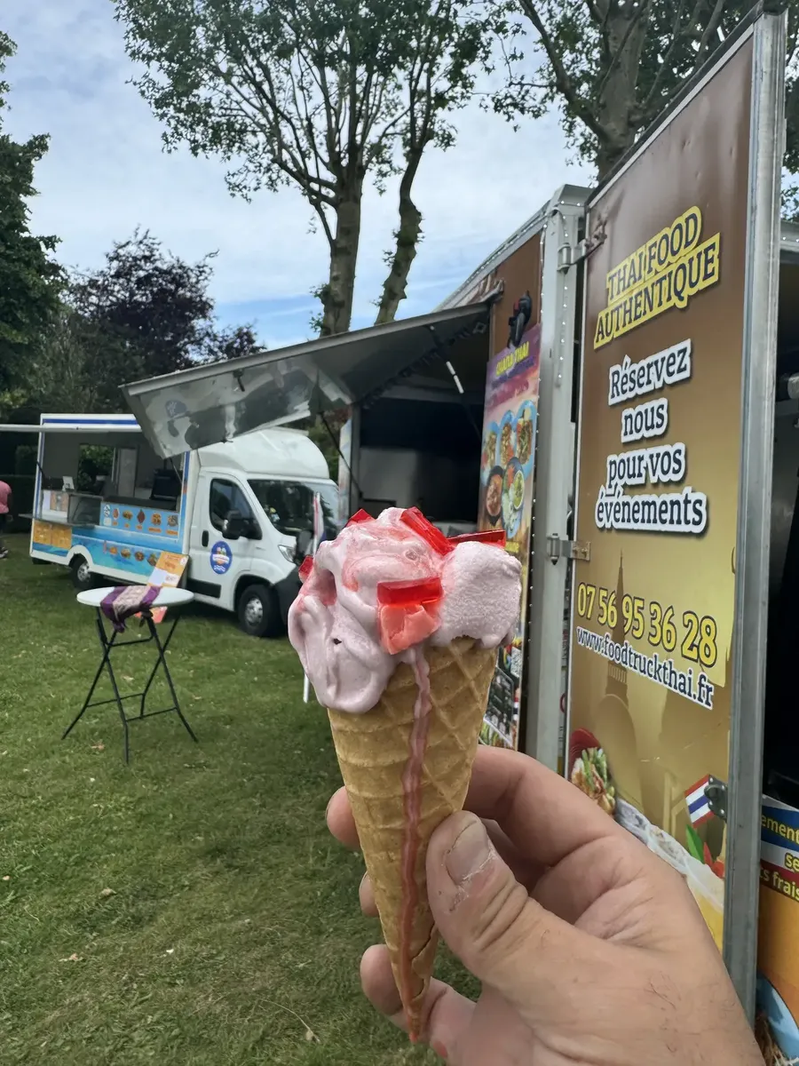 Glace gelato Chana Thai servie en cornet devant le food truck
