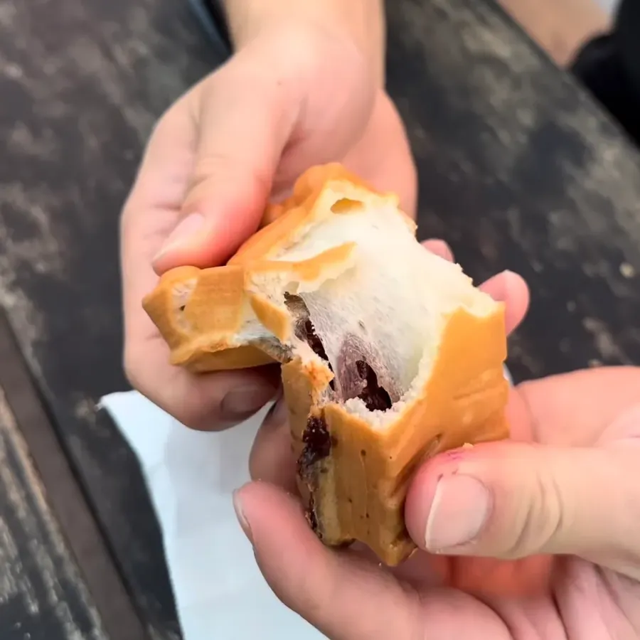 Gaufre mochi cassée en deux : le cœur blanc élastique et sa garniture au chocolat