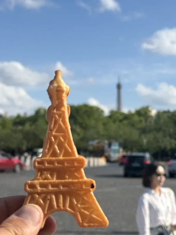 La gaufre mochi tour Eiffel photographiée face à la vraie tour Eiffel