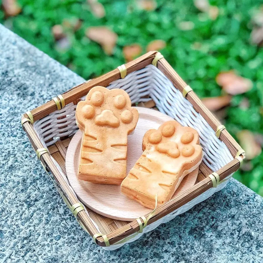 Gaufres mochi présentées dans un panier en bambou — Chana Thai à Aubervilliers