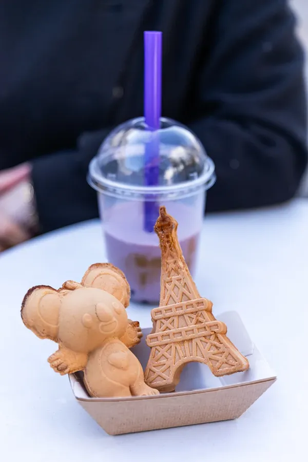 Gaufres mochi koala et tour Eiffel servies en barquette avec un bubble tea