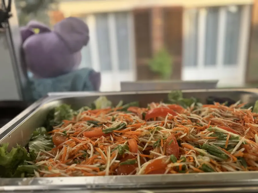 Salade de papaye préparée en grande quantité pour un buffet