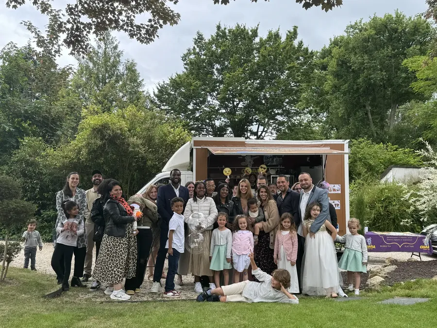 Invités et enfants d'honneur réunis devant le food truck Chana Thai lors d'une réception de mariage
