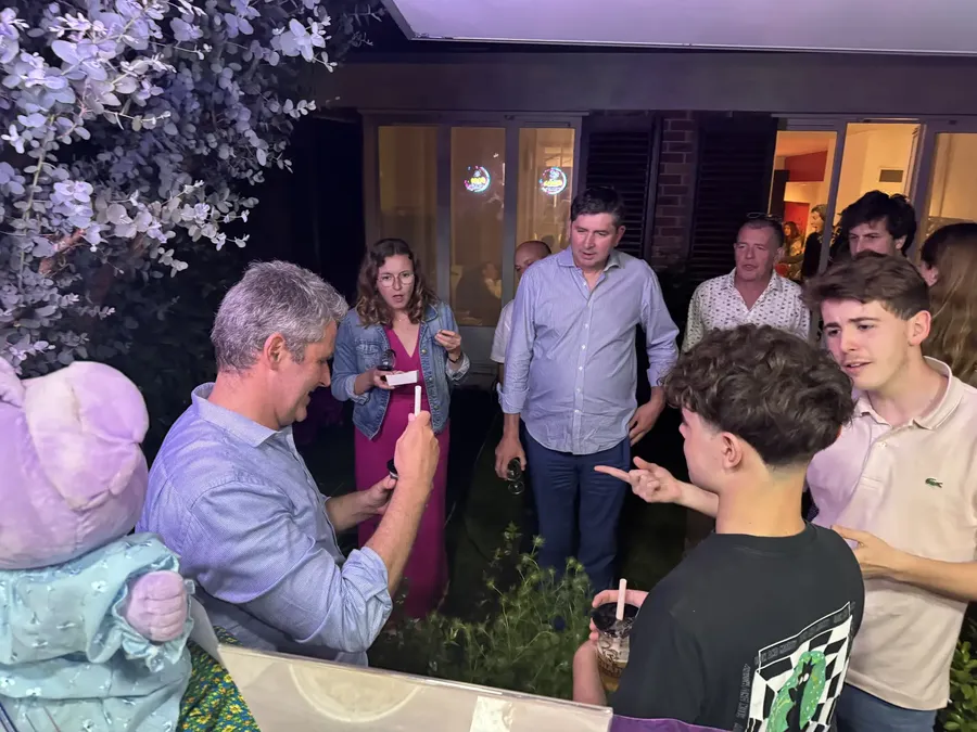 Invités réunis autour du food truck Chana Thai lors d'une soirée d'anniversaire