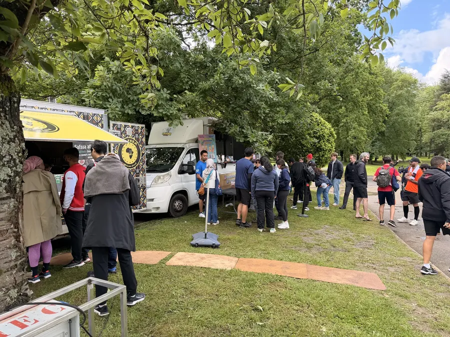 Le stand Chana Thai au milieu d'un village associatif installé dans un parc