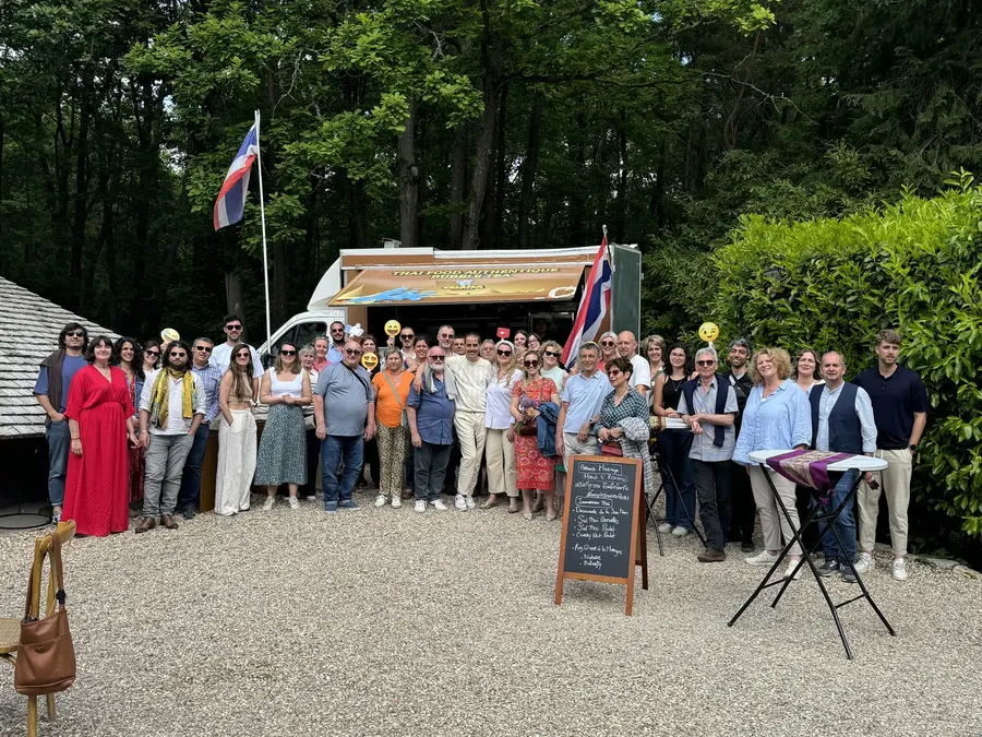 Invités réunis devant le food truck Chana Thai lors d'une inauguration