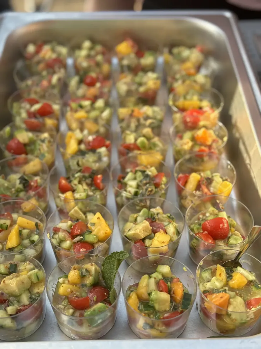 Plateau de verrines fraîches préparées pour un cocktail dinatoire