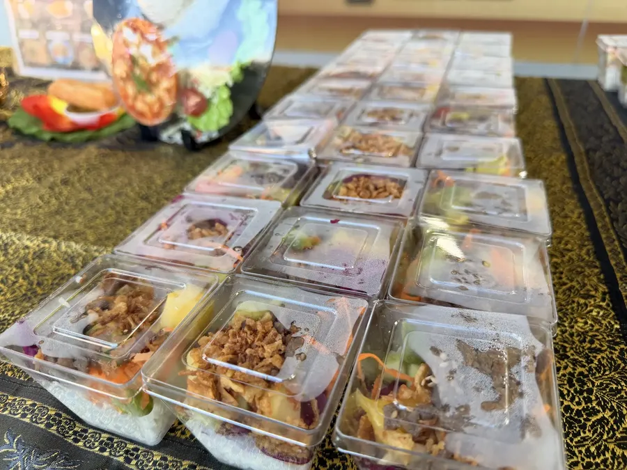 Plateaux-repas thaïs conditionnés et alignés avant la livraison