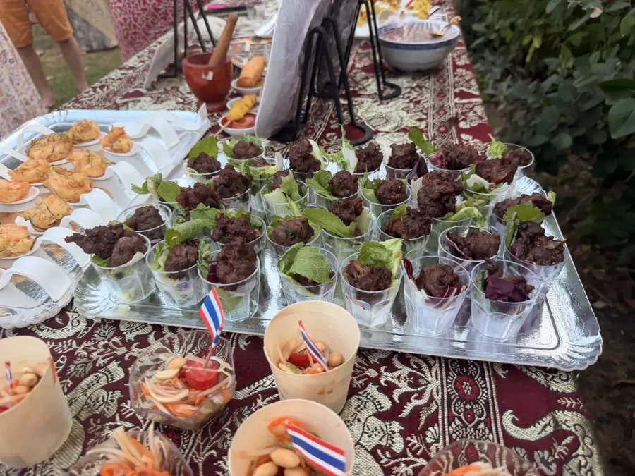 Plateaux de verrines et de beignets préparés par le traiteur thaï Chana Thai