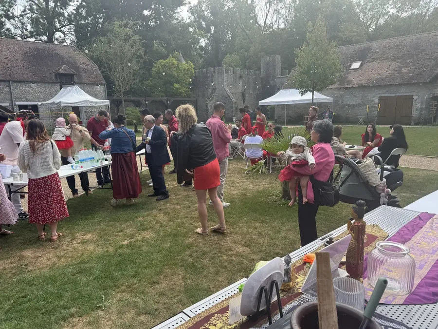 Familles et enfants réunis autour des tables lors d'une fête de famille en plein air