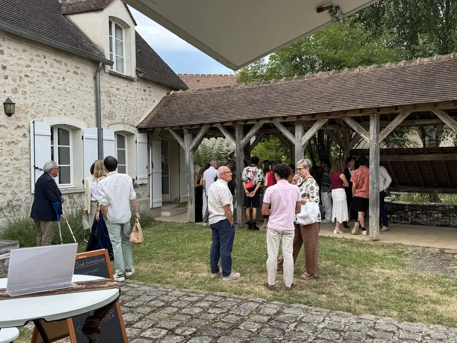 Réception privée dans un domaine, invités rassemblés autour du service Chana Thai