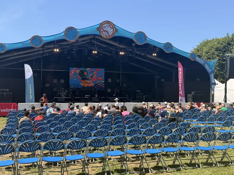 Scène de concert en plein air et gradins avant l'arrivée du public