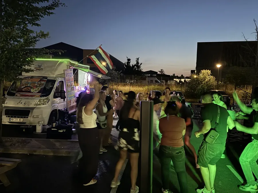 Soirée étudiante en plein air : le food truck Chana Thai illuminé au milieu de la piste